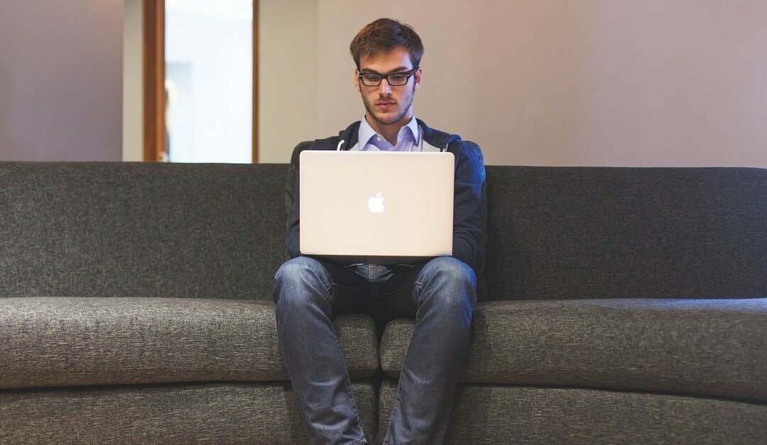 Student, der ein Masterstudium online macht