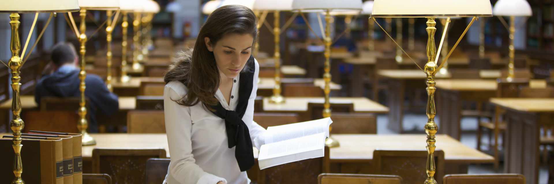 Young woman working in library Link zu Video Haus-, Seminar-, Projektarbeit